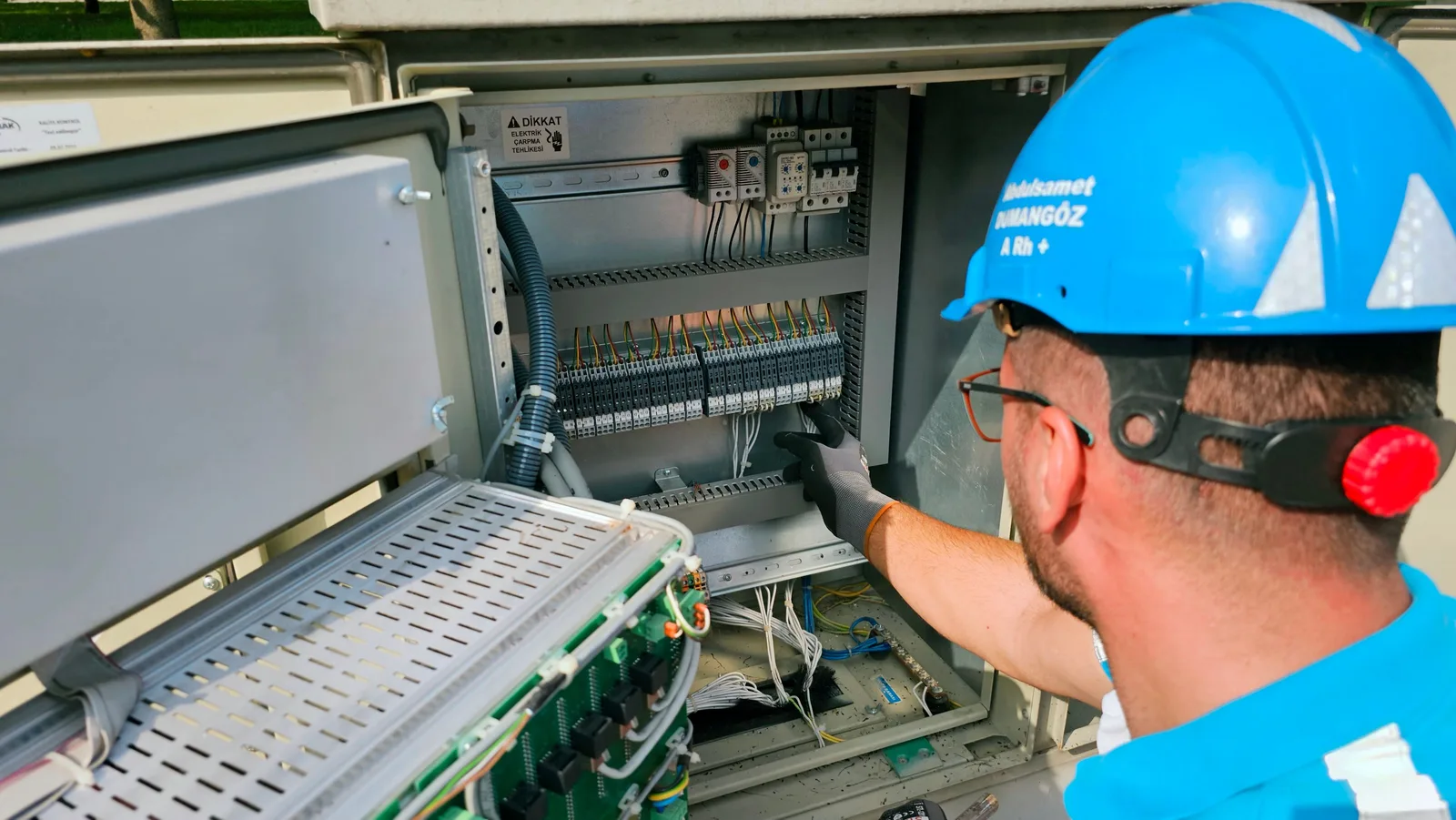 An electrician works on an outdoor fusebox, ensuring safety and functionality. How an electrical contractor business turns customers into referrals